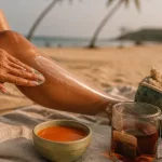 Comment bronzer vite : crème SPF 50 sur peau mate, doigts appliquent.