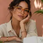 lunette orange femme peau hâlée