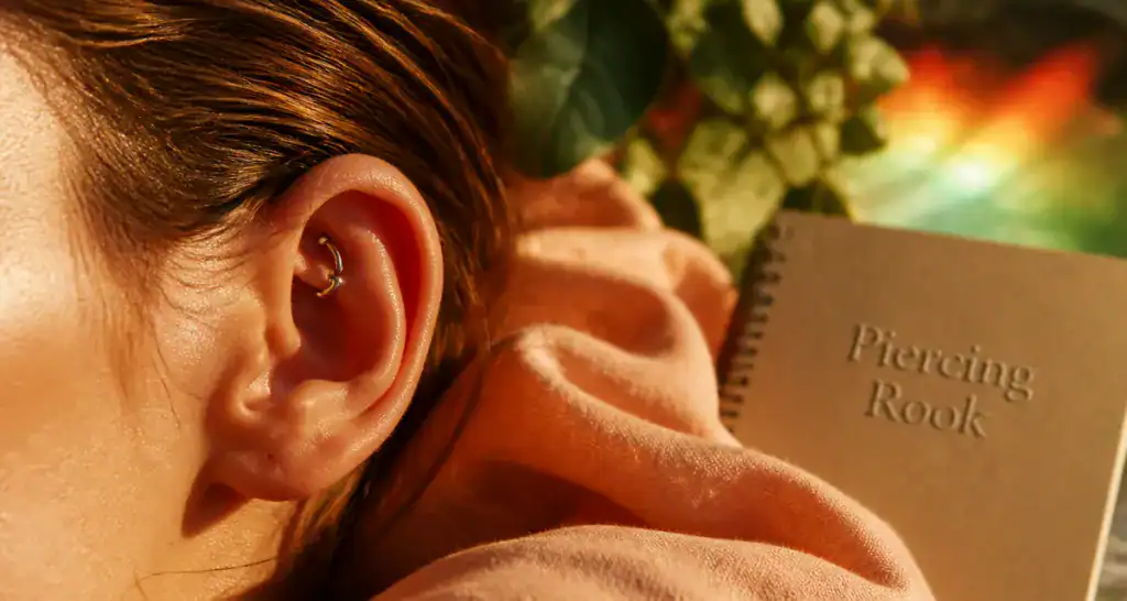 piercing rook sur oreille sous lumière dorée