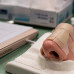Rhinoplastie pansement et strapping nocturne : nez sous compression pour cicatrisation