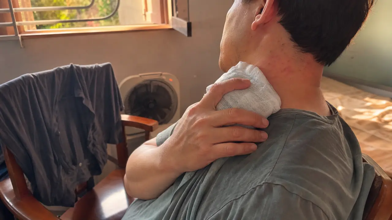 Bouton de chaleur adultes : peau rougie et compresse fraîche