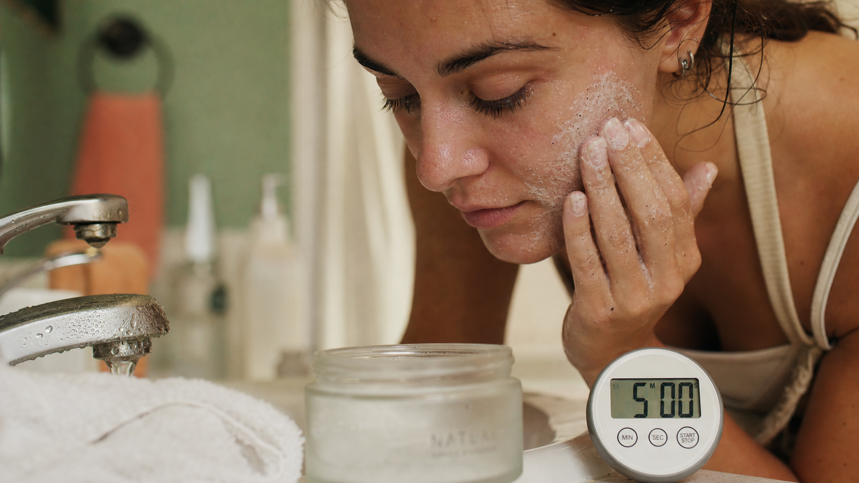 Combien de temps laisser un gommage sur le visage : 5 minutes enzymatique, mousse sur la joue