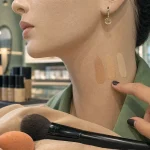 Comment choisir son fond de teint : teinte et sous-ton sur la mâchoire-cou, sans démarquer