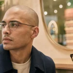 Lunette pour chauve : monture fine en métal et paire en acétate