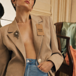 Tendance mode 2025 : tailoring boudoir et couleurs vives, silhouette près d’un miroir