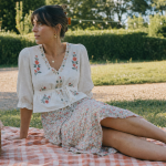 Tenue champetre femme : robe midi florale, blouse brodée, sandales