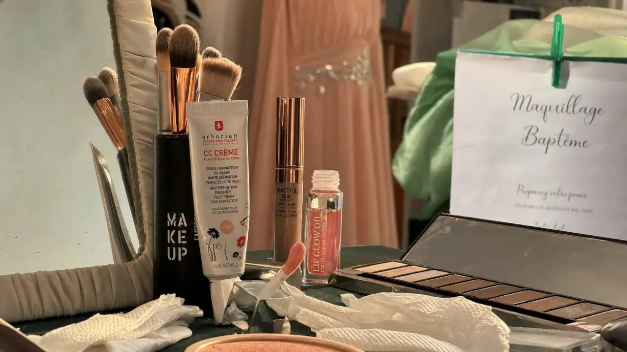 Maquillage pour bapteme : teint lumineux, regard défini, lèvres douces sur table de préparation