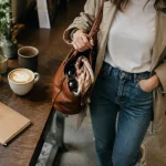 Look casual femme : jean droit et blazer, baskets propres